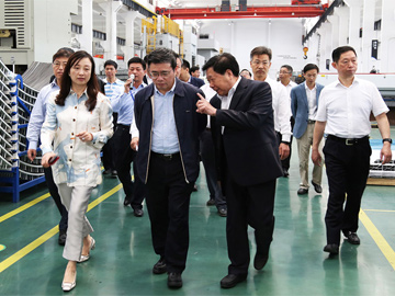 Jiang Zhuoqing, member of the Standing Committee of the Provincial Party Committee and Secretary of the Discipline Inspection Commission, came to the present research
